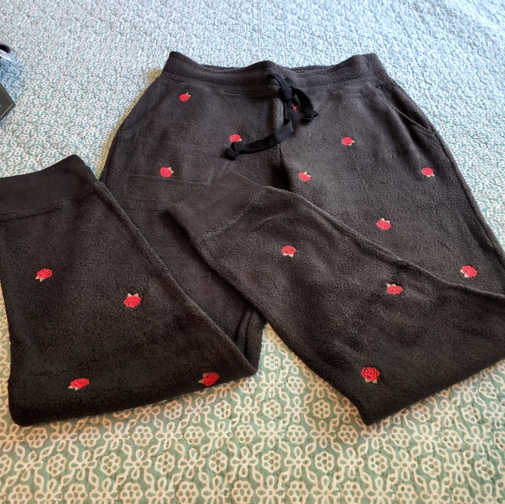 NWOT! VICTORIA'S SECRET Black Fleece Sweatshirt & Pants Set with Red Accents M/S - Picture 6 of 7